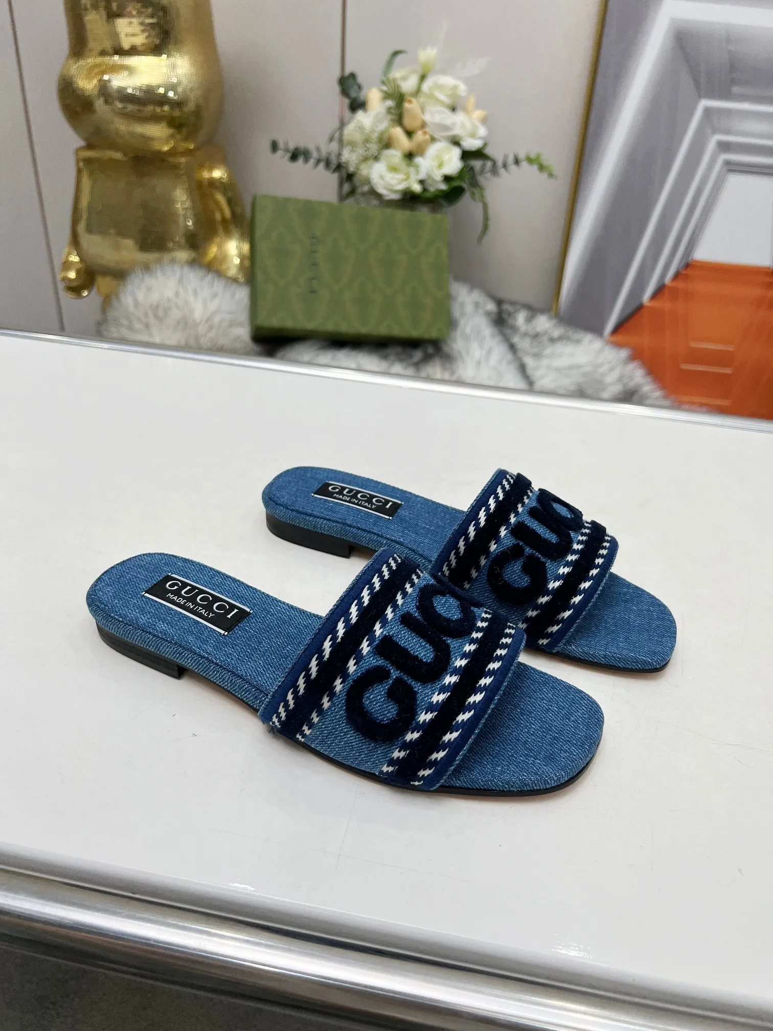 👟👟Ex-factory price 340👟👟 Genuine leather sole 200 Gucci 2024/Spring and summer new electric embroidery flat slippers hot style online —————————————— Perfect interpretation! The original development supports any comparison in the market! Carefully crafted materials! Months in the making! The pattern is extremely beautiful! Unique charm. The fabric is made from the original one-to-one ratio! Flash sale market free version! The thorn lines and three-dimensional effect are full! High-end and high-end Factory No.: 828-16 ꫛꫀꪝ Go➫ Materials: ❶ Upper: Electric embroidery environmentally friendly washed denim fabric ❷ Feet: imported sheepskin, lining sheepskin. ❸Outsole! Original Italian leather outsole ➕ Rubber outsole ........................................ ♡Size: 35-44 ♡Colour: 1cm
